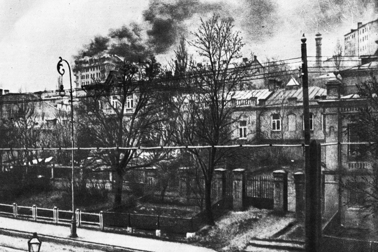 The burning house of the chairman of the Central Rada Mykhailo Hrushevskyi on Pankivska Street near the modern Shevchenko Park, February 7, 1918. During the storming of Kyiv, the Bolsheviks fired aimed fire at it.