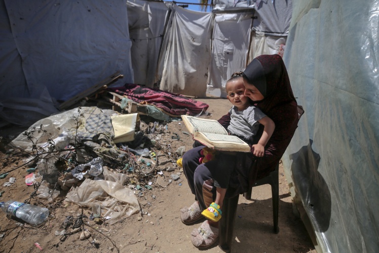 Палестинські біженці у тимчасовому таборі для переміщених осіб у центральній частині сектора Гази, 6 квітня 2024 року.