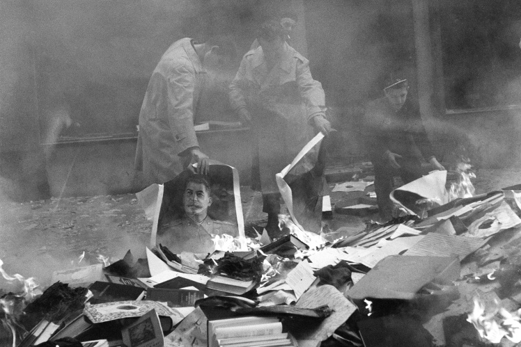 Угорські повстанці палять радянську літературу та портрети Сталіна, 31 жовтня 1956 року.