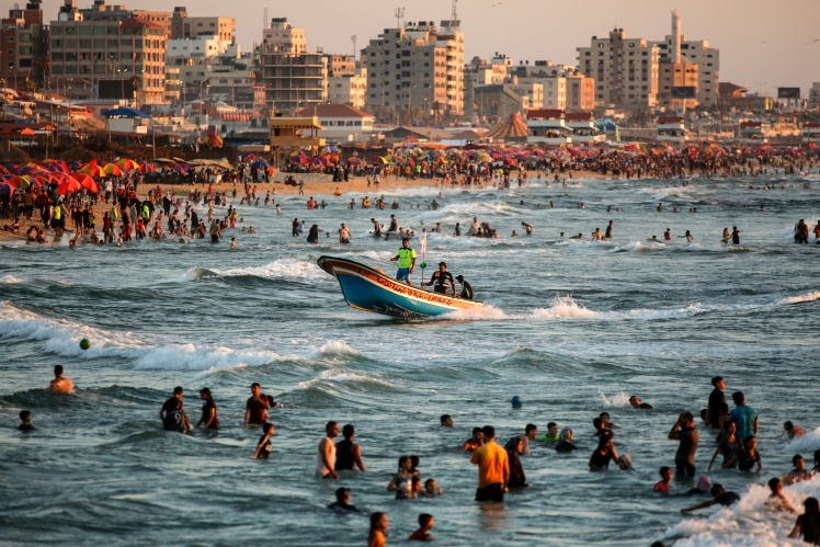 Пляж Гази надвечір 23 червня цього року. Місцеві часто купаються в морі, щоб якось дати раду спеці: через перебої з постачанням електроенергії на кондиціонери покладатись не можна.