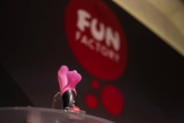 Одна із секс-іграшок у залі.