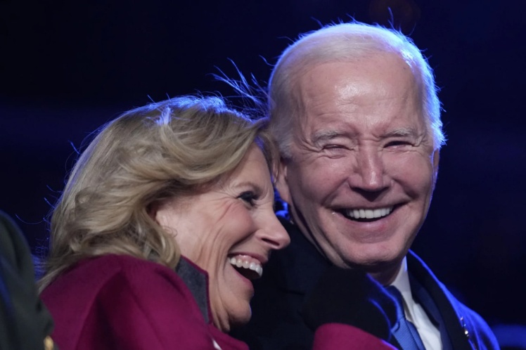 US President Joe Biden with his wife Jill at the Christmas tree opening ceremony.