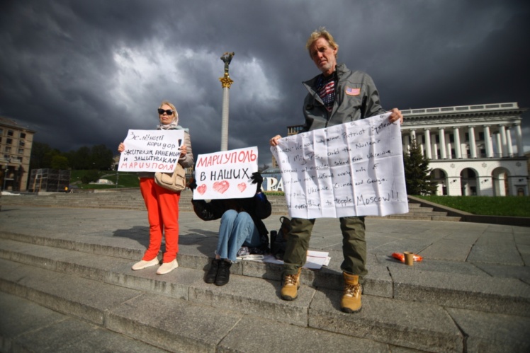 Раян на протесті, щоб звільнити військових «Азову», які були в облозі у Маріуполі, квітень 2022 року.