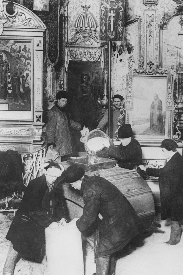 Зерносховище у приміщенні церкви, 1930 рік.