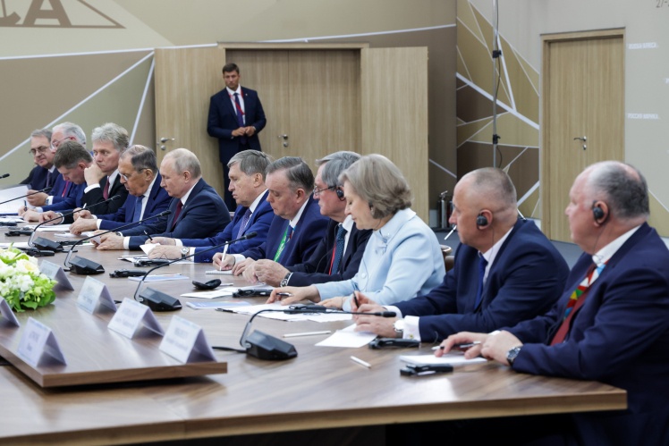 Аверʼянов другий праворуч.