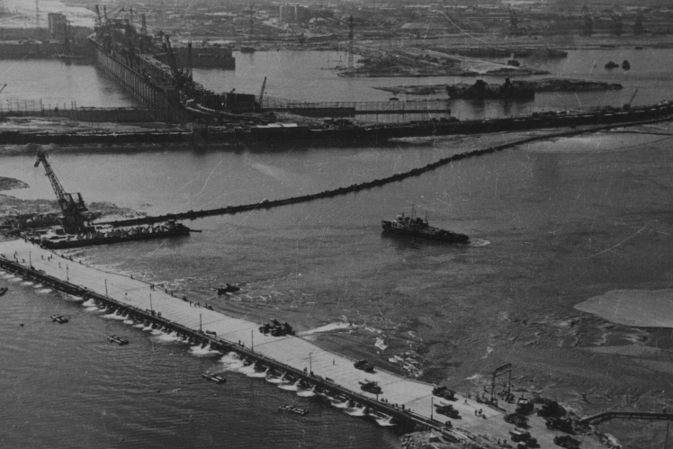A floating bridge for blocking the Dnipro River during the construction of Kakhovka HPP, 1955.