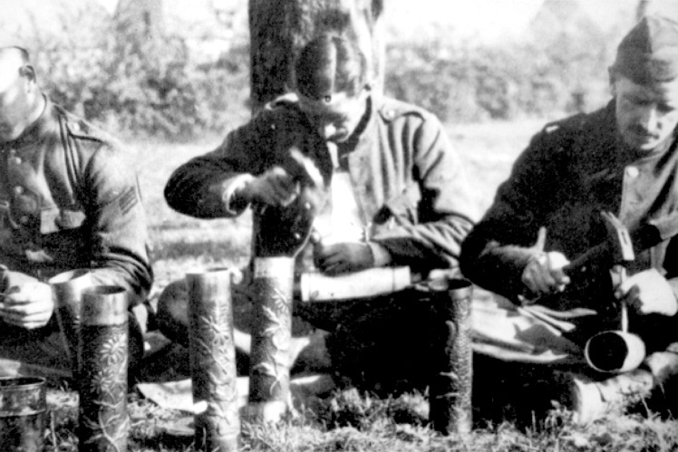Бельгійські солдати обробляють гільзи від артилерійських снарядів під час Першої світової.