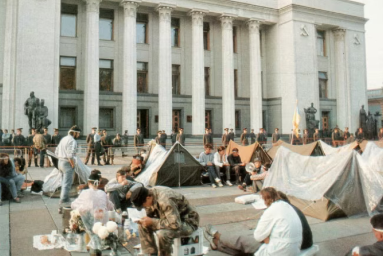 Наметове містчеко під будівлею Верховної Ради, 16 жовтня 1990 року.