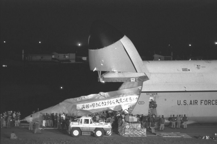 Напіврозібраний МіГ-25П вантажать на транспортний літак, щоб доправити його до військової бази США, 24 вересня 1976 року.