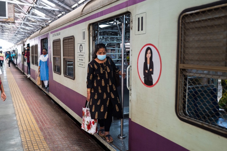 Пасажирки готуються вийти з жіночого вагона на залізничній станції у Мумбаї, Індія.