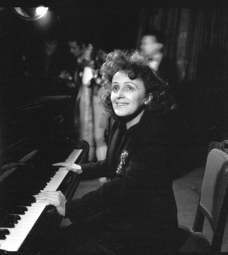 Едіт Піаф, французька співачка, 1945 рік. 