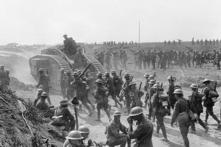 Британські та новозеландські піхотинці готуються до наступу під прикриттям танків, серпень 1918 року.