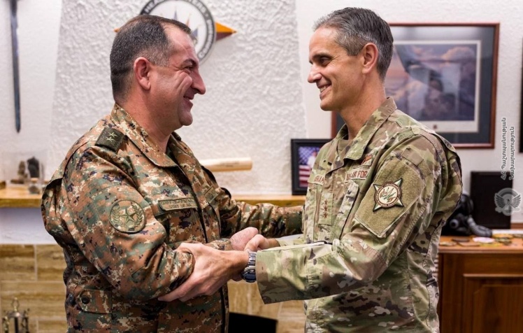Генерал-лейтенант Вірменії Едвард Асрян та американський генерал-лейтенант Стівен Башам.