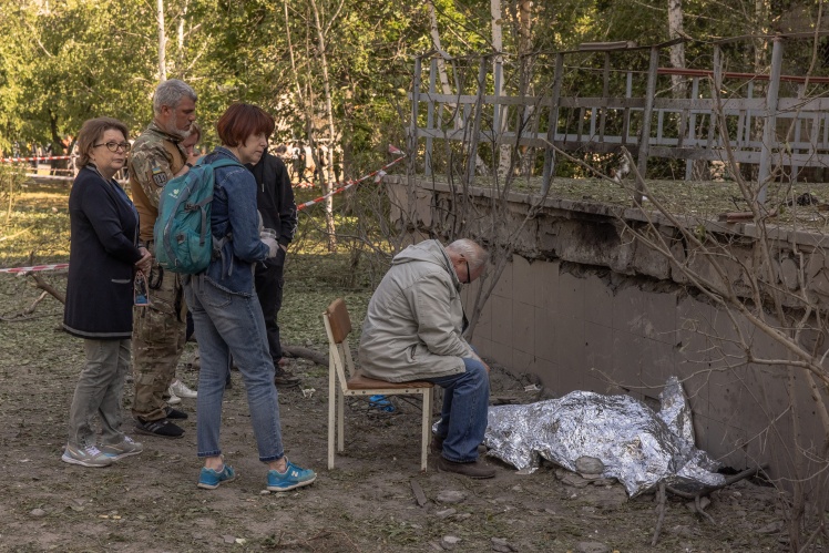 Дідусь сидить біля тіла 9-річної онуки Віки, яка загинула 1 червня в Деснянському районі Києва поруч із зачиненим укриттям. Разом із дівчинкою загинула її 34-річна мама Ольга.