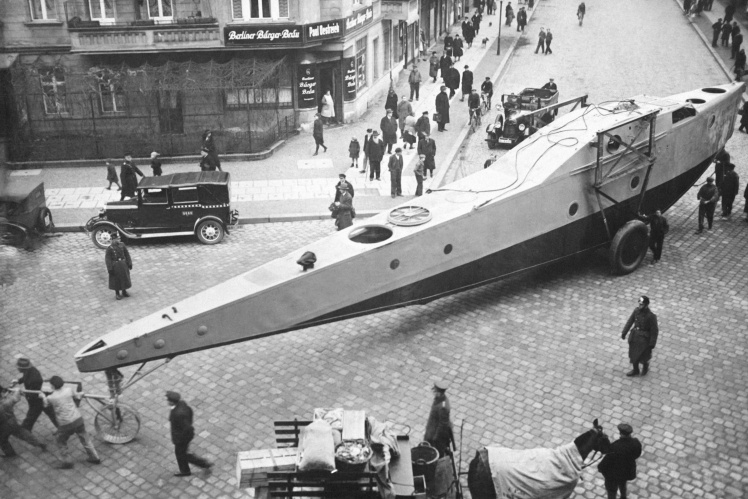 Кабіна гідролітака на вулицях Берліну, яку готують до відправки у Францію в рамках виплати репарацій, 28 січня 1931 року.