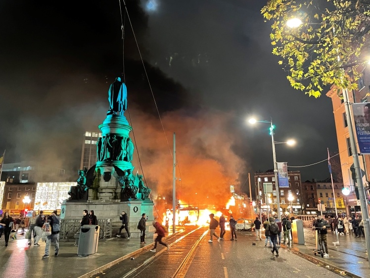 Палаючий автобус перед статуєю Деніела О'Коннелла. Дублін, 23 листопада 2023 року.