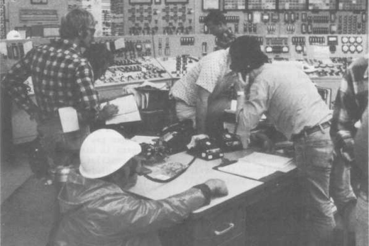 Працівники станції у пункті управління другим енергоблоком за кілька днів після аварії, березень 1979 року.