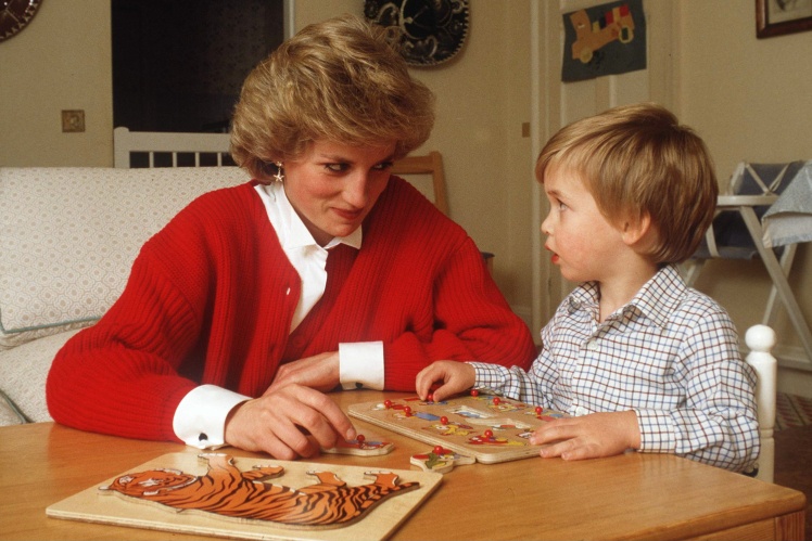 Принцеса Діана допомагає своєму старшому сину Вільяму з головоломкою в його ігровій кімнаті в Кенсінгтонському палаці, 22 жовтня 1985 року.