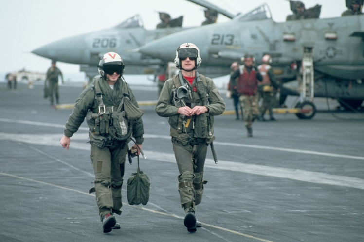 Американські пілоти на борту авіаносця в Адріатичному морі під час місії в Боснії, лютий 1994 року.
