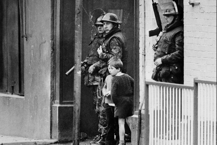 Солдати британської армії патрулюють квартал Богсайд в місті Лондондеррі під час зіткнень між католицькою меншістю і протестантами, 26 серпня 1971 року.