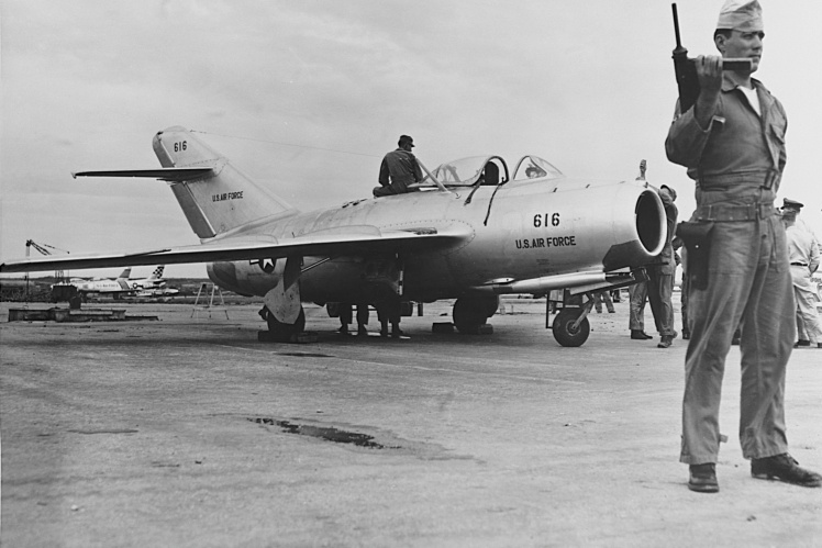 The Americans are preparing for the first flight of the MiG-15, on which No Kum-sok escaped. The aircraft was already marked with US Air Force markings, October 16, 1953.