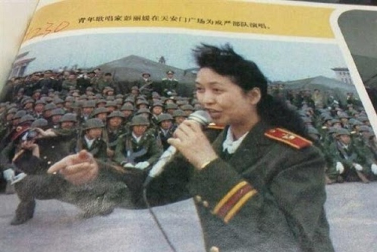 Пен Ліюань виступає перед солдатами, що брали участь у придушенні протестів на площі Тяньаньмень, 1989 рік.