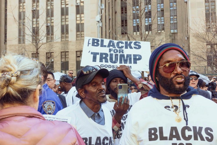 Прихильники та противники Дональда Трампа на мітингах біля Кримінального суду в Нью-Йорку, 4 квітня 2023 року.