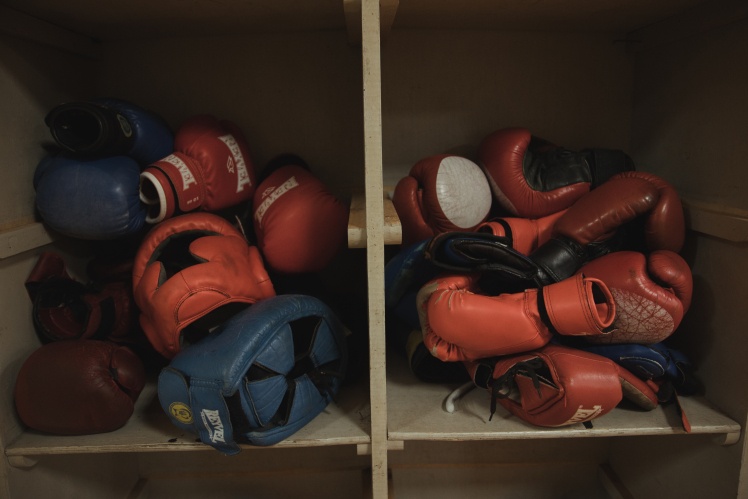 Дитячі боксерські рукавиці й шоломи в ізюмському залі боксу.