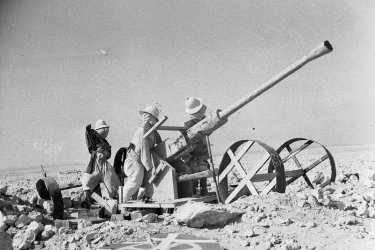 Макет зенітної гармати Bofors і манекени британських вояків у пустелі в Північній Африці, червень 1942 року.