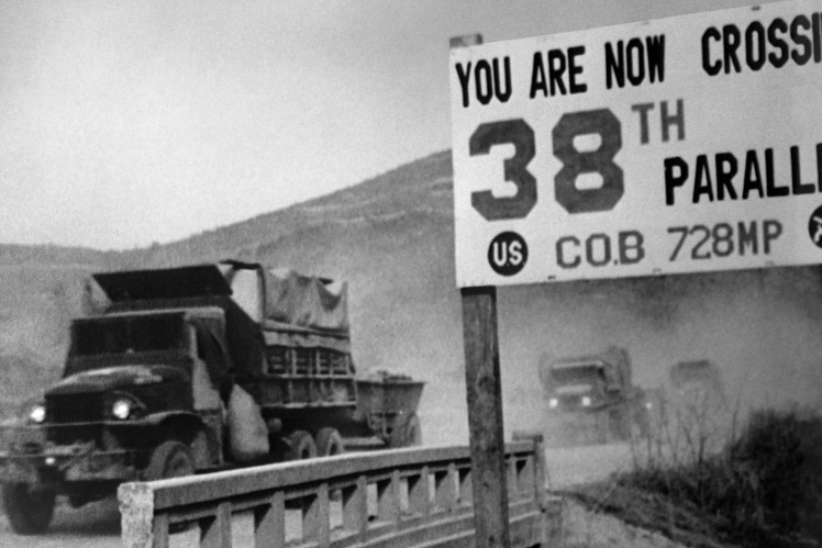 Війська ООН відступають з Північної Кореї за 38-му паралель після вступу у війну Китаю восени 1950 року.
