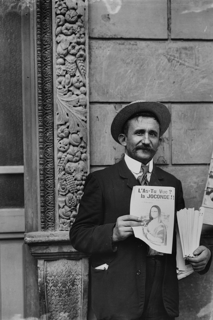 Паризький продавець буклетів зі словами жартівливої пісні про викрадення Джоконди, 1911 рік.