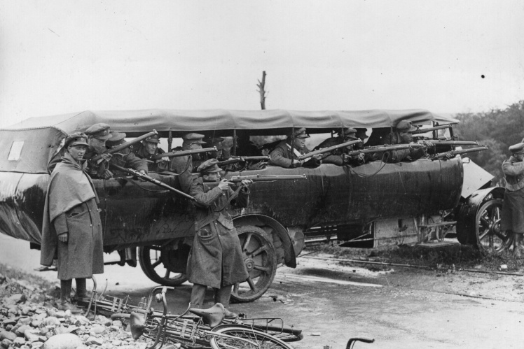 Солдати Першої Дублінської бригади барикадують дорогу і готуються до атаки під час Громадянської війни в Ірландії.