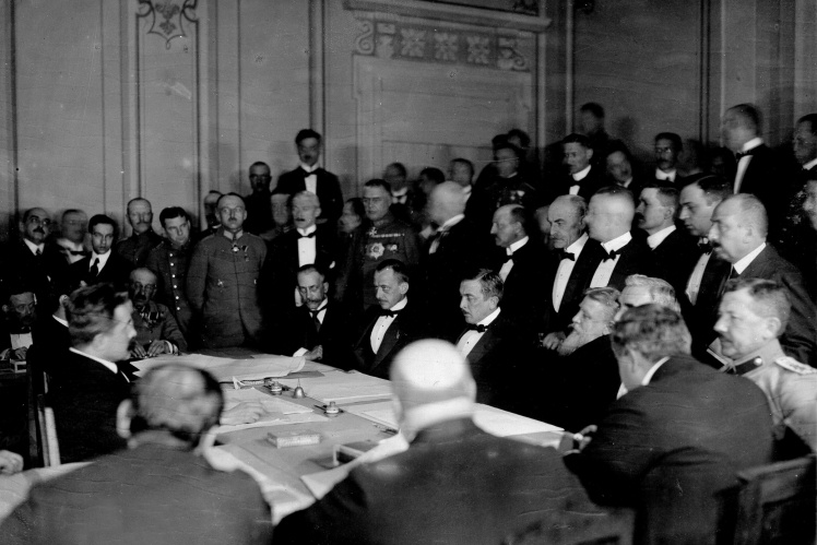 Обговорення умов договору між делегаціями УНР і Четверного союзу в ніч на 9 лютого 1918 року.