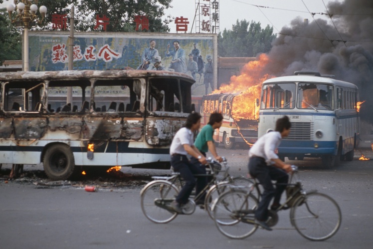 Палаючі автобуси, які протестувальники використовували як барикади, 4 червня 1989 року.