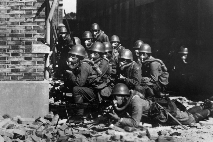 Японці у протигазах застосовують отруйні гази під час нападу на Китай, 1937 рік.