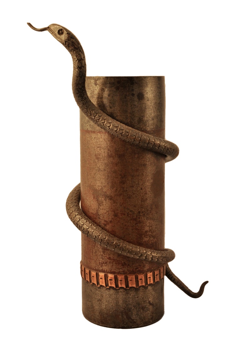 Італійська гільза від снаряду часів Першої світової, прикрашена кованою гадюкою.