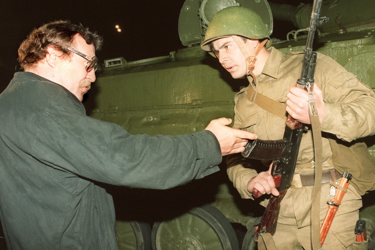 An opponent of the putsch argues with a Soviet soldier in central Moscow, August 20, 1991.