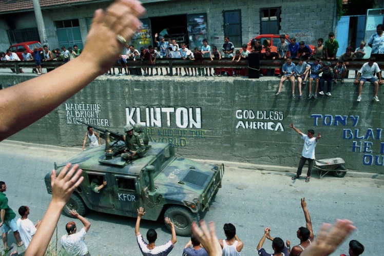 Проамериканські гасла в містечку Гнілане, де містяни вітають військових НАТО, 30 червня 1999 року.