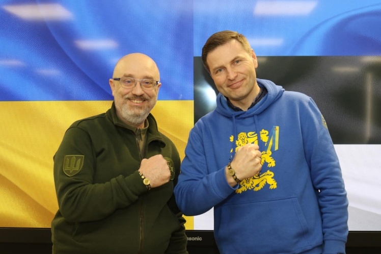 Міністр оборони України Олексій Резніков та міністр оборони Естонії Ханно Певкур, 26 лютого 2023 року, Київ.