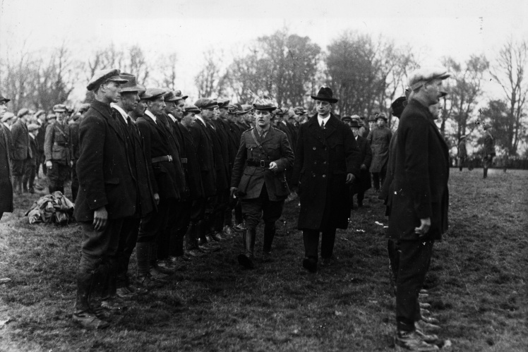 Лідер «Шинн Фейн» Еймон де Валера (в костюмі) у 1921 році.