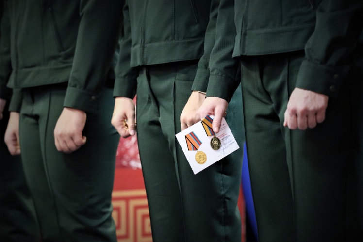 Awards from the Ministry of Defense of the Russian Federation in the hands of a Russian judoka.