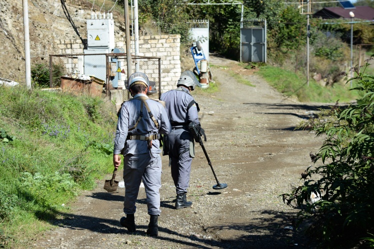 Азербайджанські сапери обстежують село біля Ханкенді.