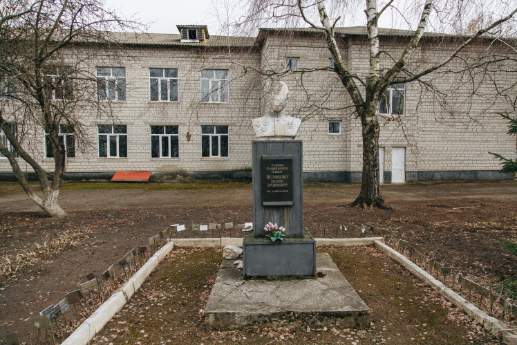 Russian soldiers shot down a monument to the Hero of the Soviet Union, Andriy Petrichenko, who died during the Second World War.
