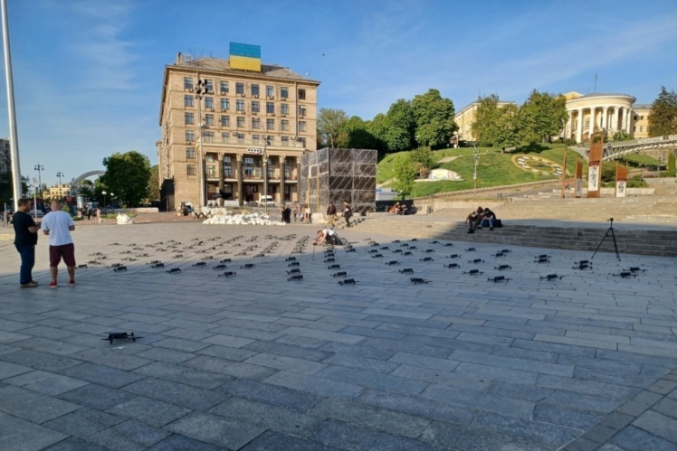 Раян не вказує у книзі, купив він ці дрони чи зібрав власноруч.