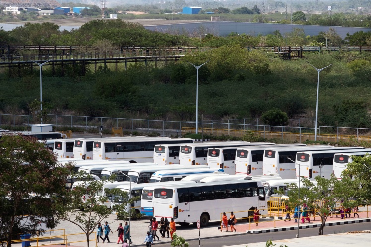 Автобуси компанії чекають, щоб безпечно відвезти працівниць до гуртожитків після зміни.