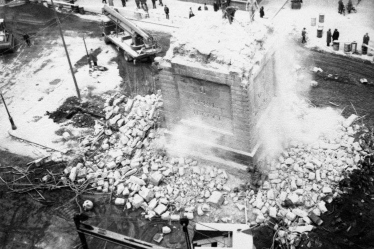 Армійські інженери зносять залишки стовпа Нельсона в Дубліні. Пам'ятник був зруйнований бомбою тижнем раніше —  члени ІРА підірвали його на честь п'ятдесятої річниці Великоднього повстання.