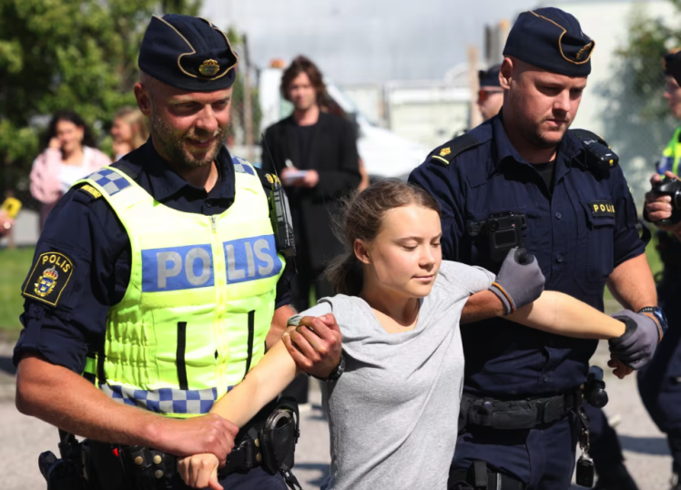 Поліція забирає Грету Тунберг з демонстрації в Мальме 24 липня 2023 року.&nbsp;Фото: Andreas Hillergren / EPA