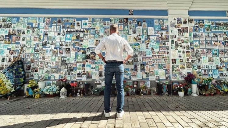 Hungarian opposition leader Peter Magyar near the Wall of Remembrance of the Fallen in Kyiv.