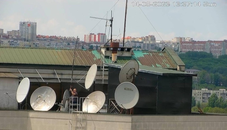 Павло Якунін на даху посольства.