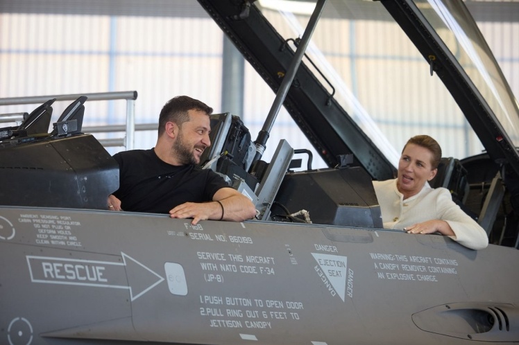Премʼєр-міністр Данії Метте Фредеріксен із Володимиром Зеленським у винищувачі F-16.